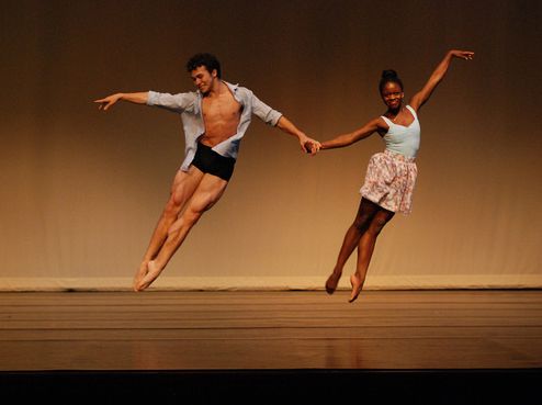 Μικαέλα ΝτεΠρινς: το κορίτσι που ξέφυγε από την κόλαση του πολέμου και έγινε μπαλαρίνα